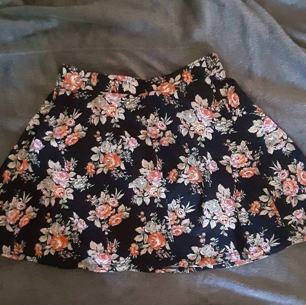 ✯ Forever 21 floral patterned skirt ✯